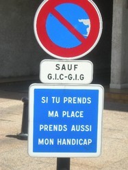 Behindertenparkplatz in Frankreich Behindertenparkplatz in Frankreich